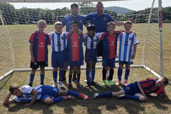 Wrekin Juniors Under-10s Lions proudly displaying their new kits sponsored by VeloxServ